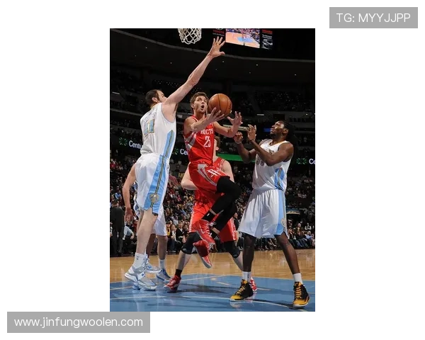 火箭队训练日常曝光杜兰特单打技艺提升申京专注低位技术磨练